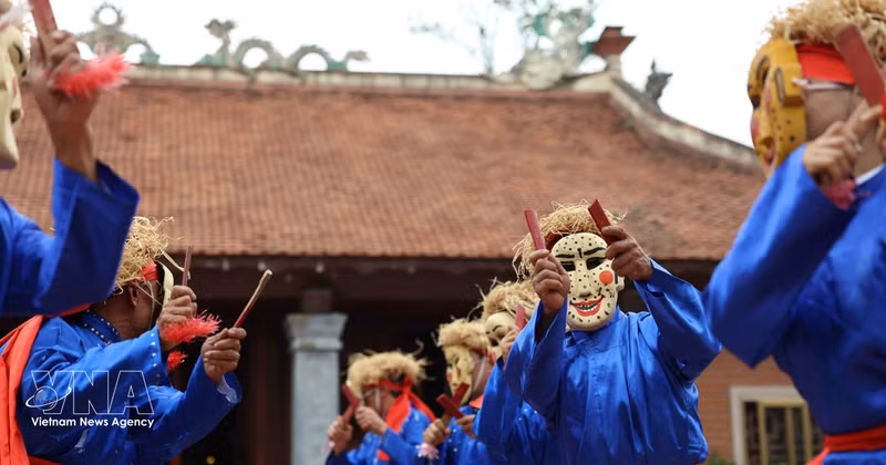 La danse Xuan Pha réunit les cinq danses représentent les cinq pays qui ont envoyé des cadeaux de félicitations au roi Dinh Bo Linh après sa victoire. Photo : VNA.