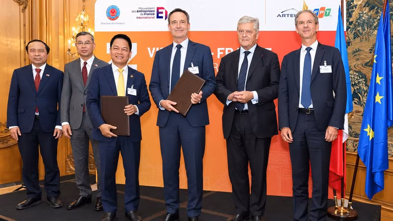 Échange du protocole d'accord de coopération entre T&T Energy Group et TotalEnergies Gas & Power Activities. Photo: Anh Chien/NDEL.