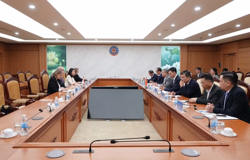 Lors de la rencontre entre le ministre vietnamien des Finances, Ngo Van Tuan, et l’ambassadeur du Canada au Vietnam, James Nickel, le 9 juillet à Hanoi. Photo : tapchikinhtetaichinh.vn