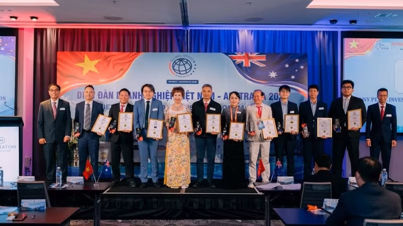Remise des certificats et des trophées des distinctions à des entrepreneurs et entreprises pionniers dans la promotion des produits et des marques vietnamiennes sur les marchés internationaux.