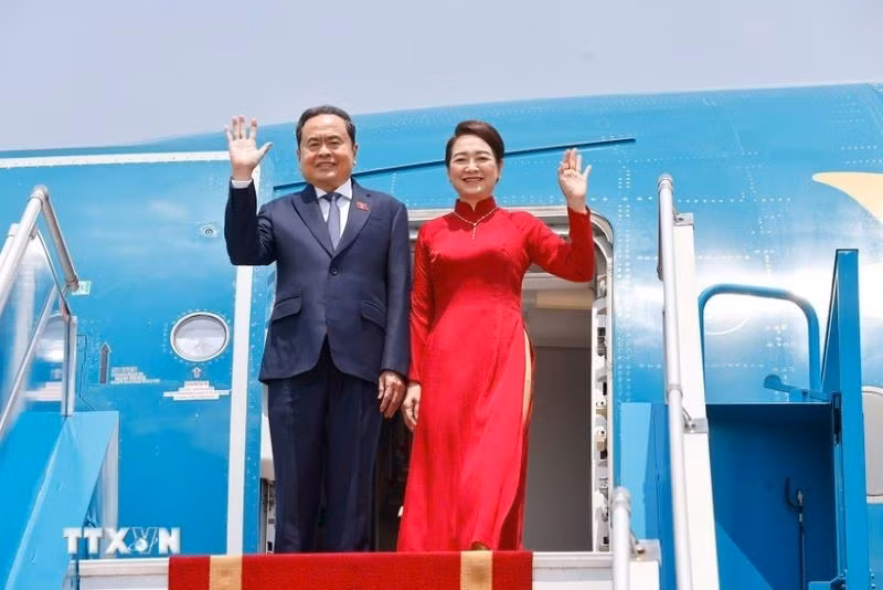 Le président de l’AN du Vietnam Trân Thanh Mân et son épouse Nguyên Thị Thanh Nga partent pour la Malaisie. Photo : VNA.