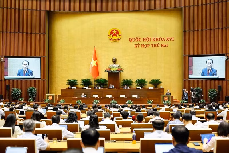 Le ministre de la Justice, Hoàng Thanh Tùng, présente le rapport de soumission sur le projet de loi foncière (amendée). Photo : VNA.