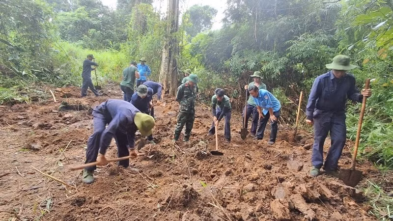 Lors des opérations de recherche et de rassemblement des restes de martyrs dans le village de Bi, commune de Ia Dom, province de Gia Lai. Photo : Huy Bac/NDEL