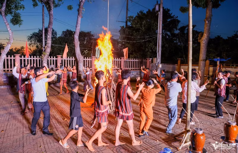 La maison de la culture de Bau Chinh ne se limite pas à la préservation du patrimoine culturel des Cho Ro, elle est aussi un lieu d'organisation des échanges sportifs et d’arts populaires. Photo : vietnamnet.vn
