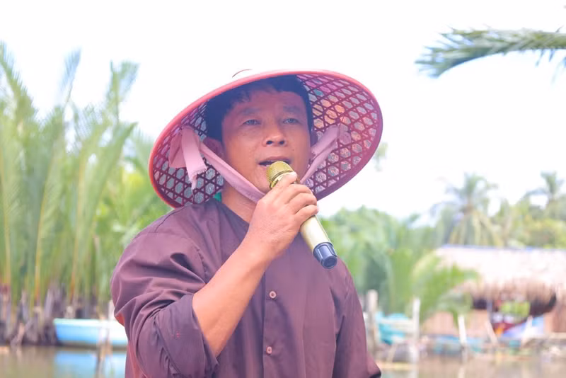 Les chants de « bài chòi » résonnent sur la rivière Kinh Giang, apportant une touche particulière au parcours de découverte de la mangrove de cocotiers d'eau. Photo : baovanhoa.vn