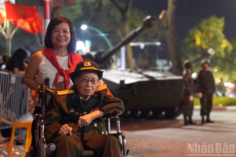 L’ancienne combattante Trinh To Hop et sa petite-fille Dang Mai Hong. Photo : NDEL