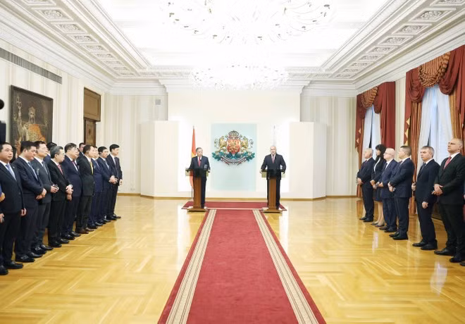 Le secrétaire général du Parti To Lam (gauche) et le président bulgare Rumen Radev rencontrent à Sofia la presse pour annoncer les résultats de leur entretien. Photo : VNA