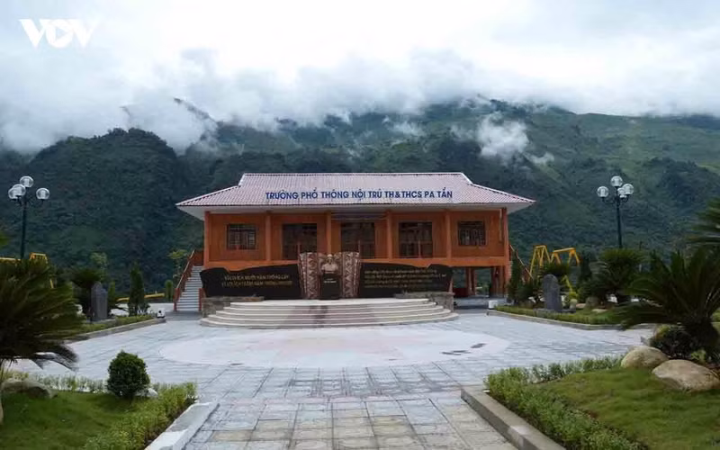 Nichée au milieu des montagnes verdoyantes, l’école-internat primaire et secondaire de Pa Tan, dans la commune de Pa Tan, se distingue par ses bâtiments spacieux et modernes. Photo : VOV