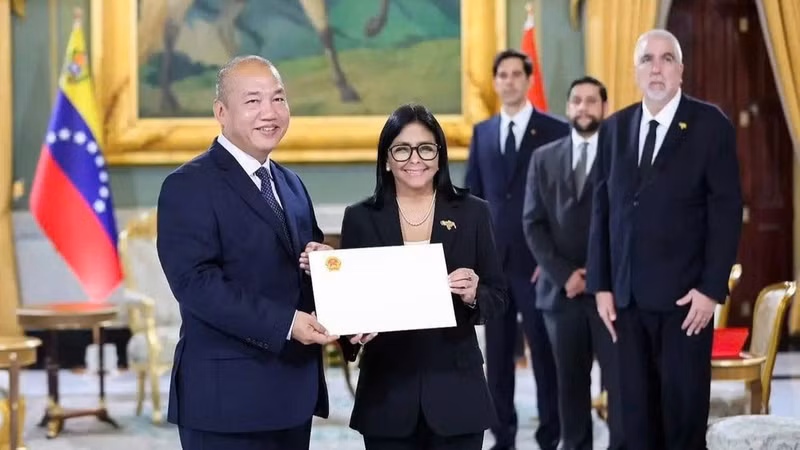 L'ambassadeur du Vietnam au Venezuela, Vo Tuan Ngoc (à gauche), remet ses lettres de créance à la présidente par intérim du Venezuela, Delcy Rodríguez. Photo : Ambassade du Vietnam au Venezuela.
