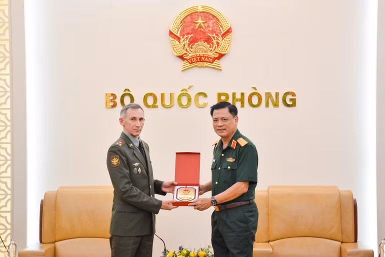 Le général de corps d’armée Nguyen Truong Thang (à droite) remet un cadeau de souvenir au colonel Belosludtsev Sergey Vladimirovich. Photo : NDEL