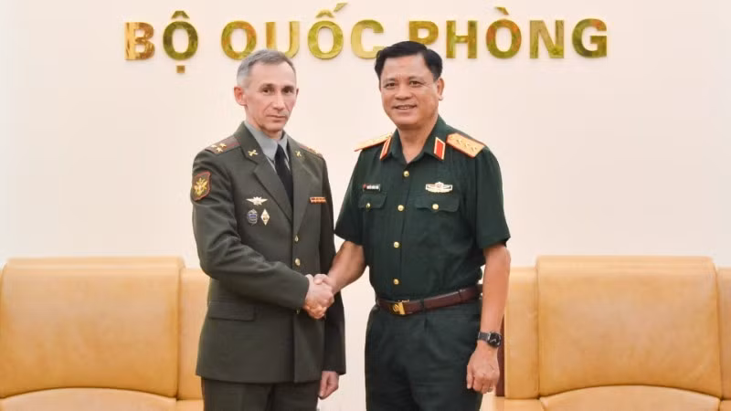 Le général de corps d’armée Nguyen Truong Thang, vice-ministre vietnamien de la Défense (à droite), et le colonel Belosludtsev Sergey Vladimirovich, attaché de défense de Russie au Vietnam. Photo : NDEL