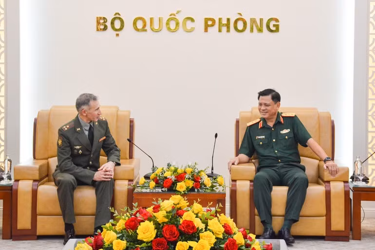 Le général de corps d’armée Nguyen Truong Thang demande au colonel Belosludtsev Sergey Vladimirovich de faire de son mieux pour contribuer au développement des relations de coopération vietnamo-russe en matière de défense. Photo : NDEL