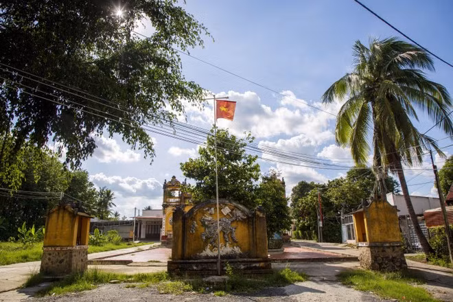 Construite il y a plus d'un siècle, la maison commune de Thai Binh est l'une des deux reliques nationales qui seront directement gérées par le Comité populaire du quartier de Tan Ninh. Photo : VNA.