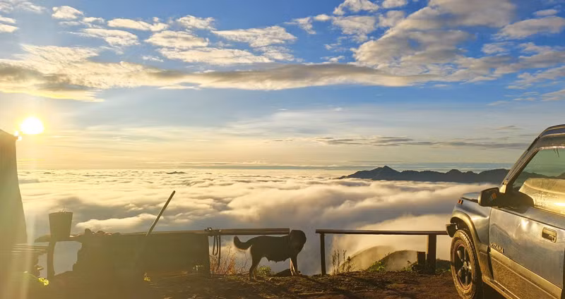 La meilleure période, pour visiter et « chasser les nuages » à Ta Xua, est d’octobre à avril, mais seules les personnes les plus chanceuses pourront profiter du « paradis des nuages », car ce phénomène se produit en fonction de facteurs climatiques, tels que la différence température entre le jour et la nuit. Photo : Dinh Cong Tu