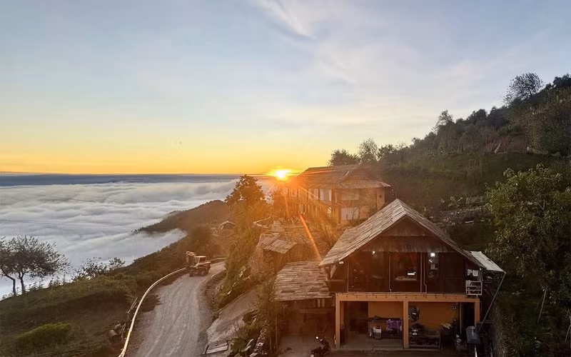 Ta Xua, une destination émergente du tourisme au Vietnam, offre des paysages époustouflants et une atmosphère paisible, idéale pour les amateurs de nature. Bien que la région ne dispose pas encore de grand hôtels, elle propose une gamme d’homestay et de maisons d’hôtes abordables, avec des prix allant de 500 000 à 1 millions de dongs par nuit, certains logements atteignant même près de 2 millions de dongs. Photo : Lam Tran