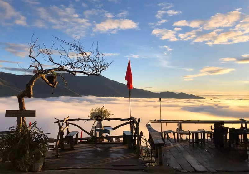 Situé à 2800 mètres d’altitude, Ta Xua, l’un des plus hauts sommets du Vietnam, se trouve dans le district de Bac Yen, province de Son La, à la frontière avec Tram Tau, Yen Bai, et à seulement 240 kilomètres de Hanoï. Connue pour son climat frais toute l’année, cette région est un lieu incontournable pour les chasseurs de nuages, particulièrement entre octobre et avril, période où elle attire de nombreux touristes en quête d’expériences uniques. Photo : Thuy Trang