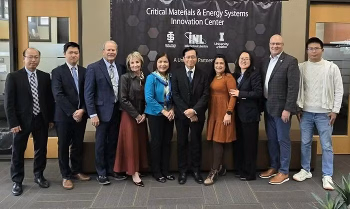 La délégation du Consulat général du Vietnam à San Francisco visite le Centre d’innovation sur les matériaux critiques et les systèmes énergétiques (CMESIC), le 13 octobre à Idaho Falls. Photo : baoquocte.vn