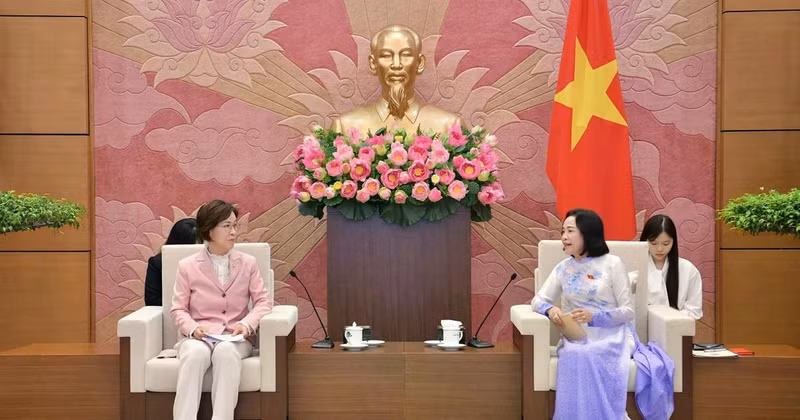 La vice-présidente de l’Assemblée nationale, Nguyen Thi Thanh (droite), et Lee In-sun, présidente du Comité pour l’égalité des sexes et la famille de l’Assemblée nationale sud-coréenne. Photo: VNA 