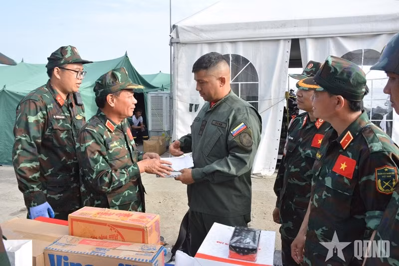 Le général de division Pham Van Ty, chef de la délégation vietnamienne, remet un cadeau au lieutenant-colonel Raúl Serrano Chacón. Photo : qdnd.vn