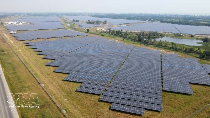 La centrale solaire de Cam Hoa, dans la province de Ha Tinh, est équipée d'environ 152 600 panneaux solaires Photo : VNA. 