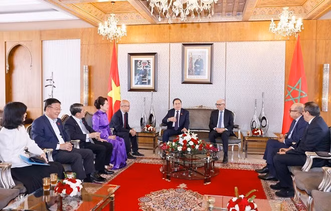 Le président de la Chambre des représentants du Maroc, Rachid Talbi Alami salue le président de l'Assemblée nationale, Tran Thanh Man, et son épouse à l'aéroport Rabat-Salé. Photo : VNA.