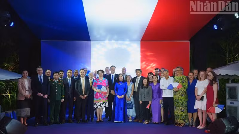 Les diplomates et des représentants d’institutions et d’organisations posent pour une photo souvenir. Photo : NDEL. 