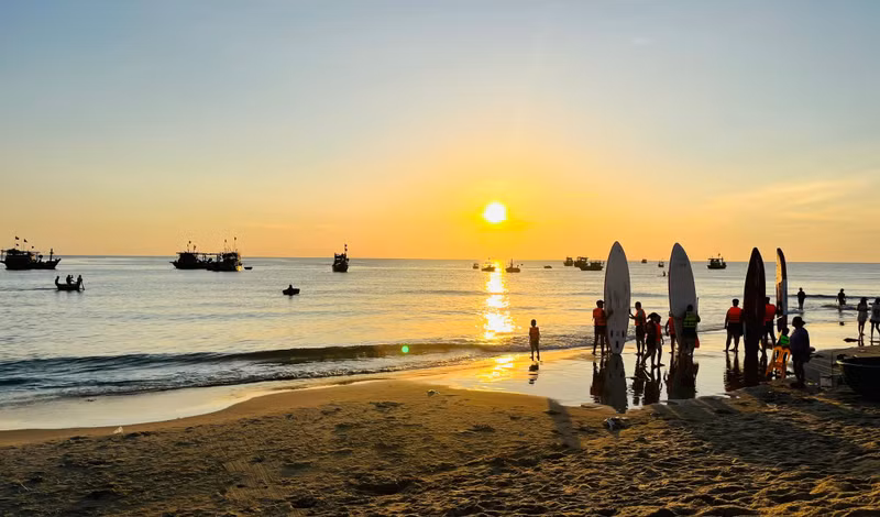 Aujourd'hui, les villages côtiers misent sur leur identité culturelle pour développer le tourisme communautaire. SUR LA PHOTO : Observation du lever du soleil et activités sportives dans le village côtier de Tam Tien, commune de Tam Xuan, ville de Da Nang. Photo : baodanang.vn