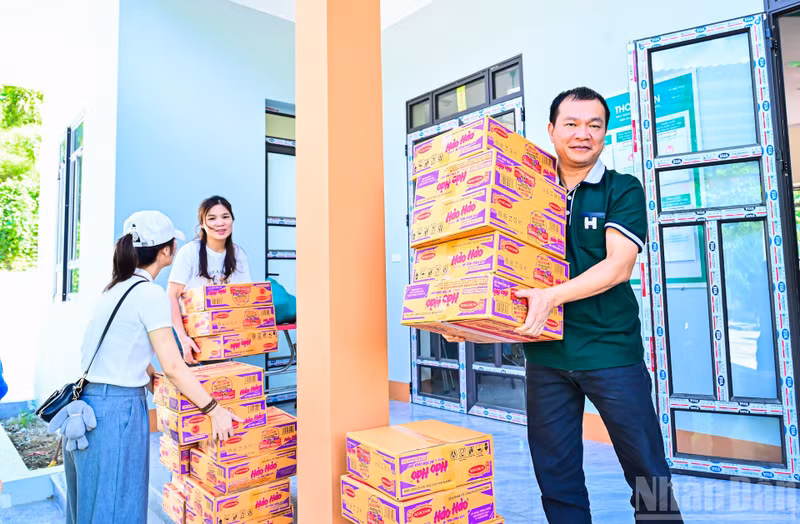 Le syndicat du journal Nhân Dân, en coopération avec la société Acecook Vietnam, remet des cadeaux à des familles défavorisées dans la province de Thai Nguyen. Photo : Bao Long/NDEL
