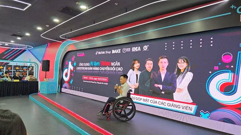 Actuellement, la plupart des personnes handicapées ont un accès limité à la formation professionnelle, aux technologies ou à l’entrepreneuriat. Le programme de coopération entre SYS Vietnam, eComDX et l’Association des jeunes handicapés du Vietnam ouvrira de nouvelles voies concrétisant les aspirations des personnes handicapées, leur permettant de s’intégrer de manière active et durable à la vie socioéconomique. Photo : NDEL