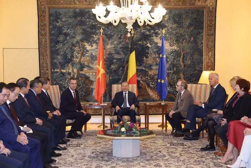 Le SG du PCV et président de la République, To Lam, rencontre le président de la Chambre des représentants, Peter De Roover (à droite), et le président du Sénat, Vincent Blondel (à gauche). Photo : VNA.