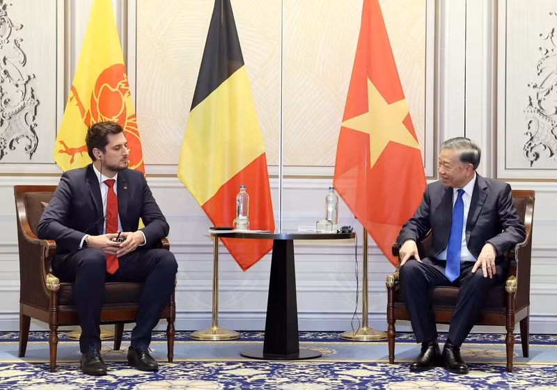 Le SG du PCV et président vietnamien, To Lam (droite), rencontre le ministre-président de la Wallonie, Adrien Dolimont, le 23 octobre à Bruxelles. Photo : VNA.