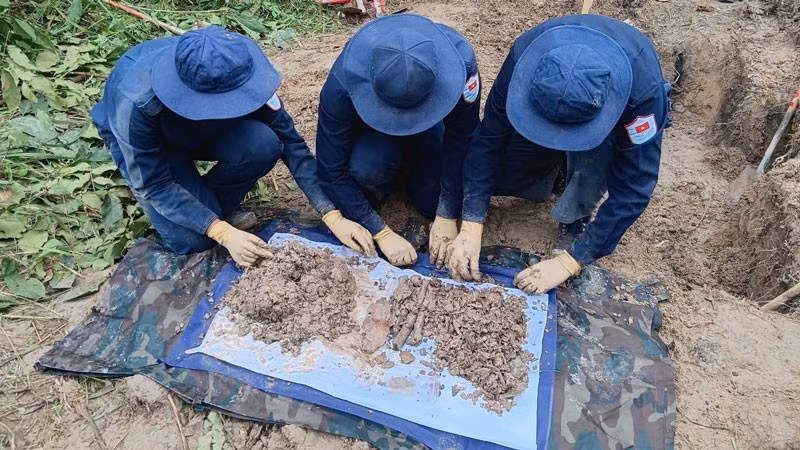 L'équipe K93 du Commandement militaire de la province d'An Giang mène à bien sa mission de recherche et de regroupement de restes de soldats morts au combat au Cambodge. Photo : Phuong Vu/NDEL.