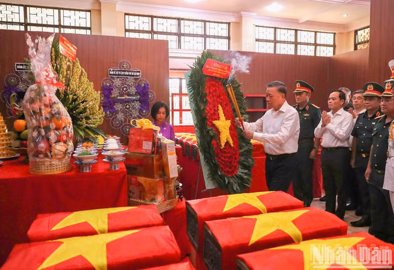 Le secrétaire général du Parti et président de la République, To Lam, offre de l’encens en hommage aux héros tombés pour l’indépendance du pays, au parc Le Thi Rieng, à Hô Chi Minh-Ville, le 17 juillet 2026. Photo : NDEL.