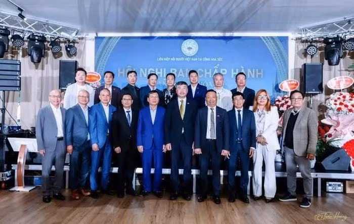 L’ambassadeur du Vietnam en République tchèque, Duong Hoai Nam (5e à droite, 1er rang), assiste à la 5e conférence annuelle de l’Union des associations vietnamiennes en République tchèque, le 12 juin 2026. Photo : ambassade du Vietnam en République tchèque