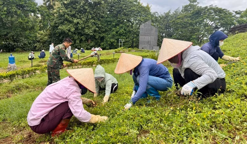 Immédiatement après le lancement de la campagne, le personnel du musée de Dien Bien Phu et les soldats du Régiment 82 ont uni leurs efforts pour effectuer différentes tâches : débroussaillage, nettoyage des espaces, tonte de l’herbe, entretien des arbres et des parterres de fleurs, ainsi que nettoyage des différents secteurs du site historique. Photo : NDEL