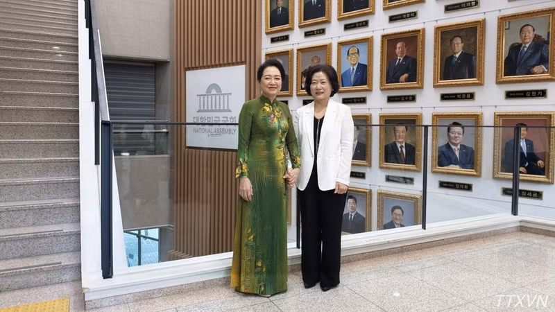 Mme Nguyen Thi Thanh Nga, épouse du président de l’AN vietnamienne (à gauche), et Cho Mi-seon, épouse du président de l’AN sud-coréenne, le 7 septembre, au Musée de l’AN sud-coréenne à Séoul. Photo : VNA. 
