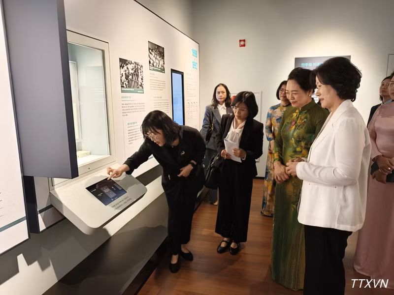 Mme Nguyen Thi Thanh Nga assiste à une présentation sur les techniques d'exposition au Musée de l’AN sud-coréenne à Séoul. Photo : Dao Lam/VNA.