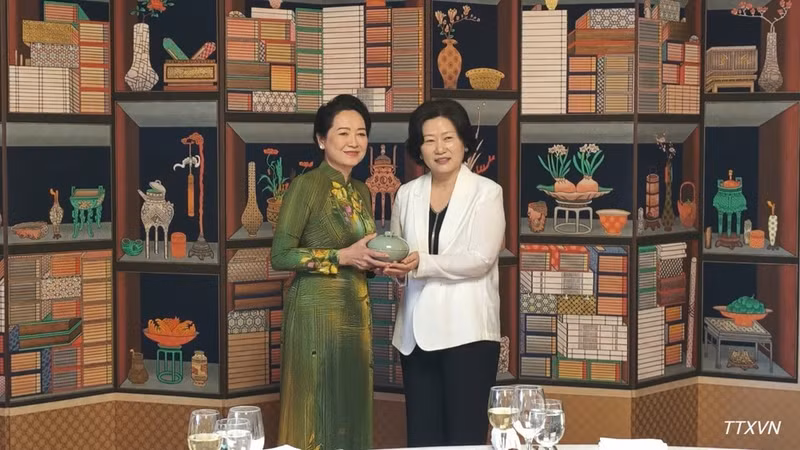 Mme Nguyen Thi Thanh Nga (à gauche) reçoit un cadeau-souvenir de l'épouse du président de l'AN sud-coréenne. Photo : Dao Lam/VNA.