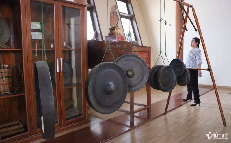 À l’intérieur de la maison culturelle sont exposés de nombreux objets emblématiques de l’ethnie Cho Ro : des gongs, des costumes traditionnels, des paniers, des arbalètes, des instruments de musique (le Goong Kla, la flûte à calebasse, la flûte en feuille ou en bambou), ainsi que des photographies de la vie quotidienne. Photo : vietnamnet.vn