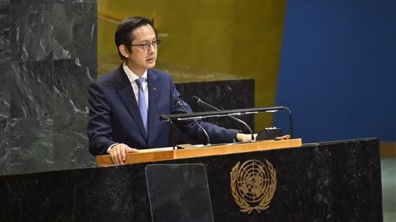 L'ambassadeur Do Hung Viet, chef de la Mission permanente du Vietnam auprès de l'ONU, présente la résolution. Photo : VNA.