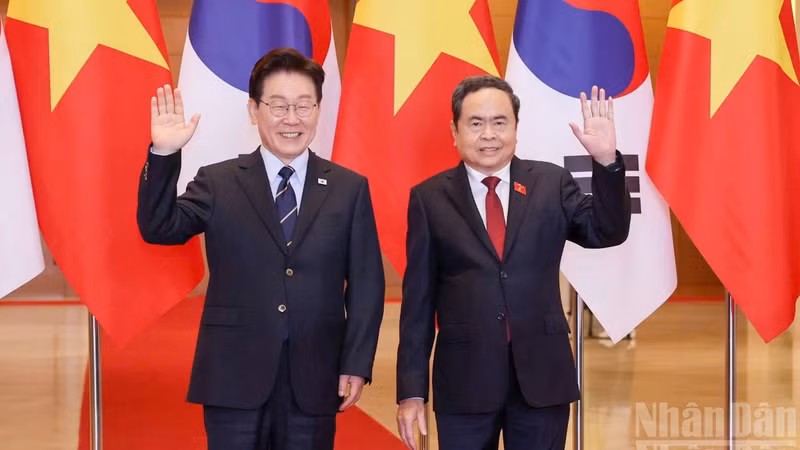 Le président de l'AN vietnamienne, Tran Thanh Man (à droite), et le président sud-coréen Lee Jae Myung, le 23 avril 2026 à Hanoi. Photo : Duy Linh/NDEL
