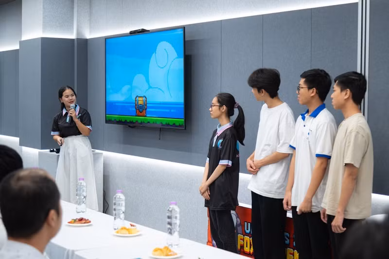 Des étudiants présentent leur projet de développement de jeu. Photo : Code Tour. 