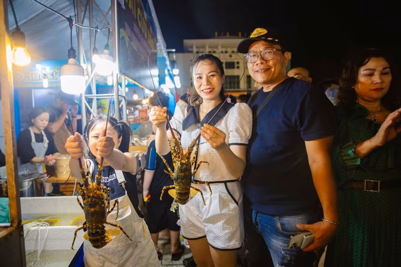 La Chine et Hong Kong (Chine) sont toujours les plus importants débouchés pour les homards vietnamiens. Photo : VNA