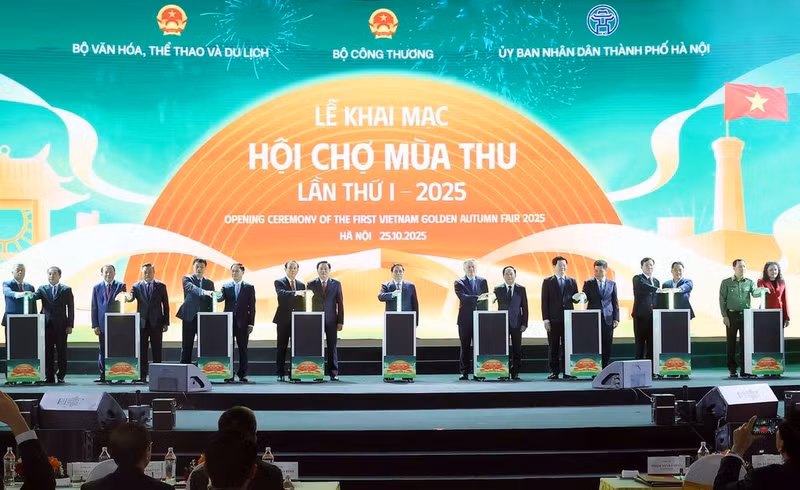 Lors de la cérémonie d'ouverture de la première Foire d'automne du Vietnam 2025, le 25 octobre à Dông Anh, en banlieue de Hanoï. Photo : VNA 