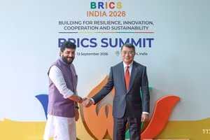 De hauts responsables indiens accueillent le premier ministre vietnamien Le Minh Hung à l’aéroport international Indira-Gandhi de New Delhi, le 12 septembre 2026. (Photo : VNA)
