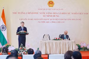 Le Premier ministre Le Minh Hung rencontre le personnel des représentations vietnamiennes en Inde. Photo : VNA. 