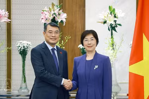 Le Premier ministre vietnamien Le Minh Hung et la présidente de la Banque asiatique d’investissement dans les infrastructures (AIIB), Zou Jiayi. Photo : VNA. 