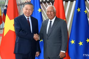Le président du Conseil européen, António Costa, accueille le secrétaire général du Parti communiste du Vietnam et président vietnamien, To Lam. (Photo : VNA)