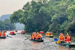Les délégués internationaux découvrent le site écotouristique de Trang An. Photo : Yen Trinh.