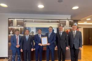 Le vice-président du Comité populaire de Hanoï remet aux autorités de Moscou la décision approuvant le principe d’investissement du projet « Maison de Moscou à Hanoï ». Photo : VNA. 